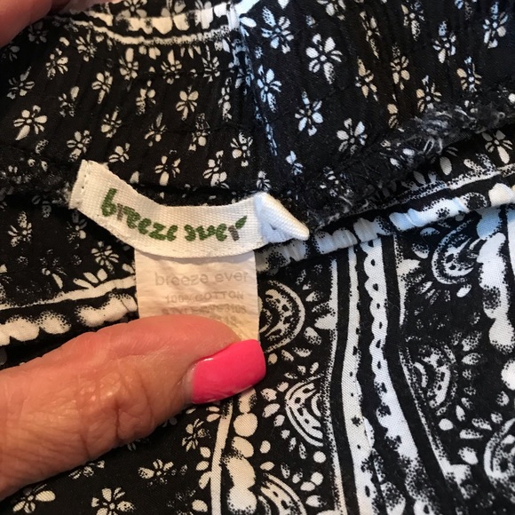 Black and white pull on shorts - Picture 2 of 3